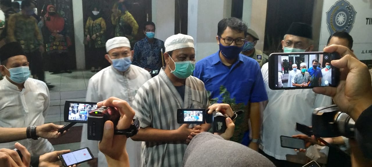 Gubernur Kalimantan Selatan (Kalsel) Sahbirin Noor menyerahkan secara simbolis