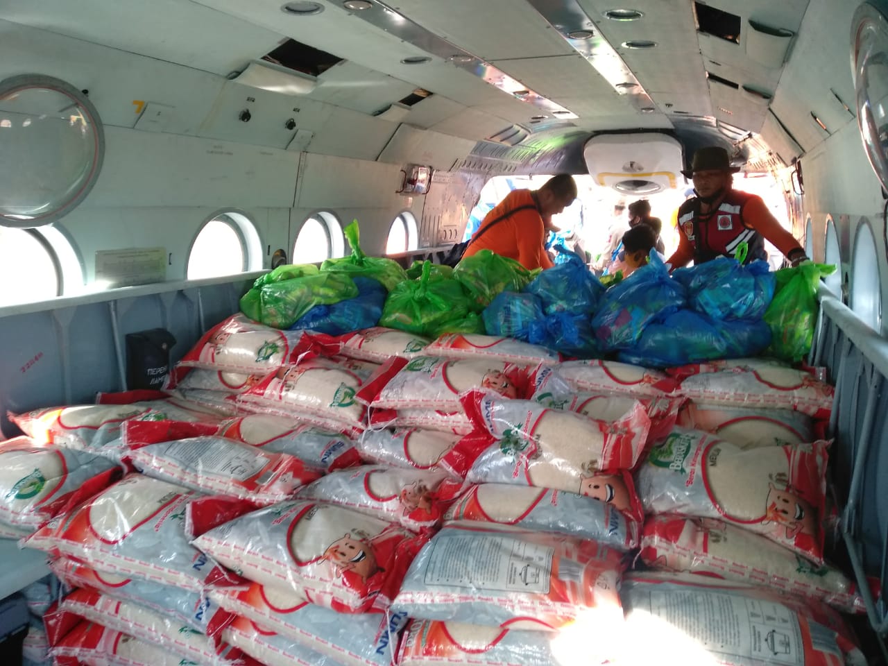 Gubernur Kalteng Melakukan Pelepasan Simbolis Bantuan Sosial Korban Banjir Melalui Jalur Udara1