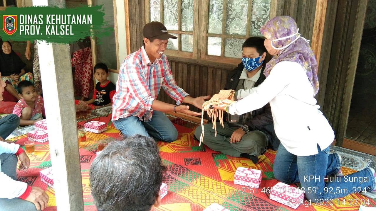 KPH Hulu Sungai Bagikan Masker untuk Masyarakat Batu Tungku (HSS)