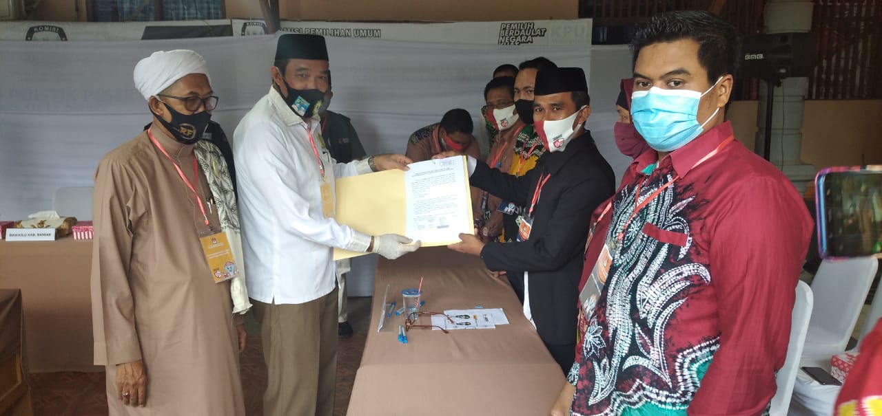 Penyerahan berita acara Paslon H Rusli - KH M Fadlan Asy’ari kepada KPU Kabupaten Banjar