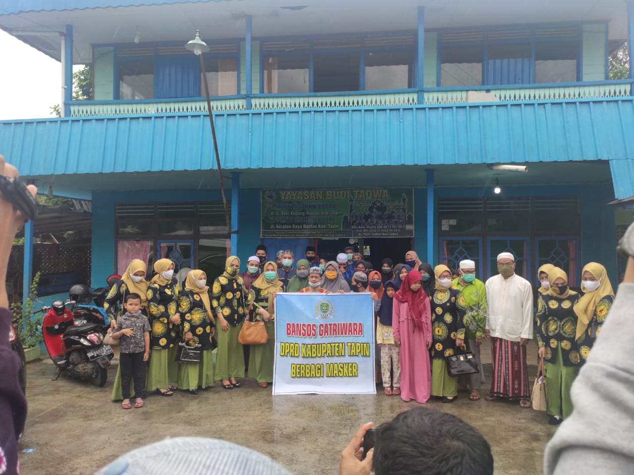 Gabungan Istri Wakil Rakyat Tapin dan Anak-anak panti asuhan Budi Taqwa