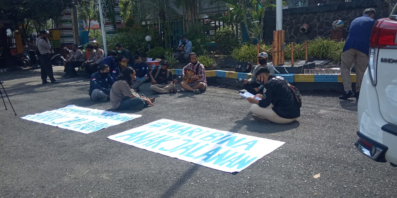 Gabungan anak jalanan dari Yayasan Al Ajyb, dan mahasiswa Banjarmasin menggelar audiensi di Kantor DPRD Kota Banjarmasin1