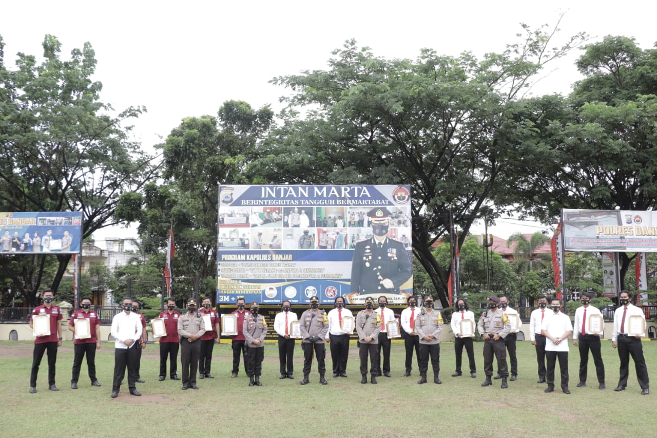 Seluruh personil Humas Polres Banjar mendapatkan reward dari Kapolres Banjar AKBP Andri Koko Prabowo