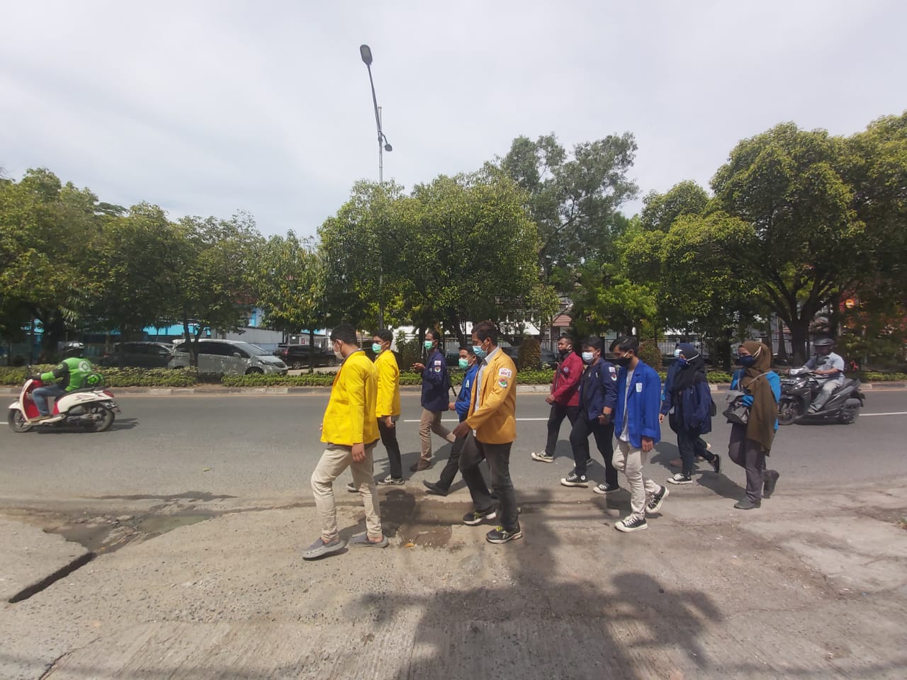 Long march dari kampus ULM untuk mengantar mahasiswa yang diperiksa di polda kalsel sebagai bentuk solidaritas dan dukungan moral kepada mereka 1