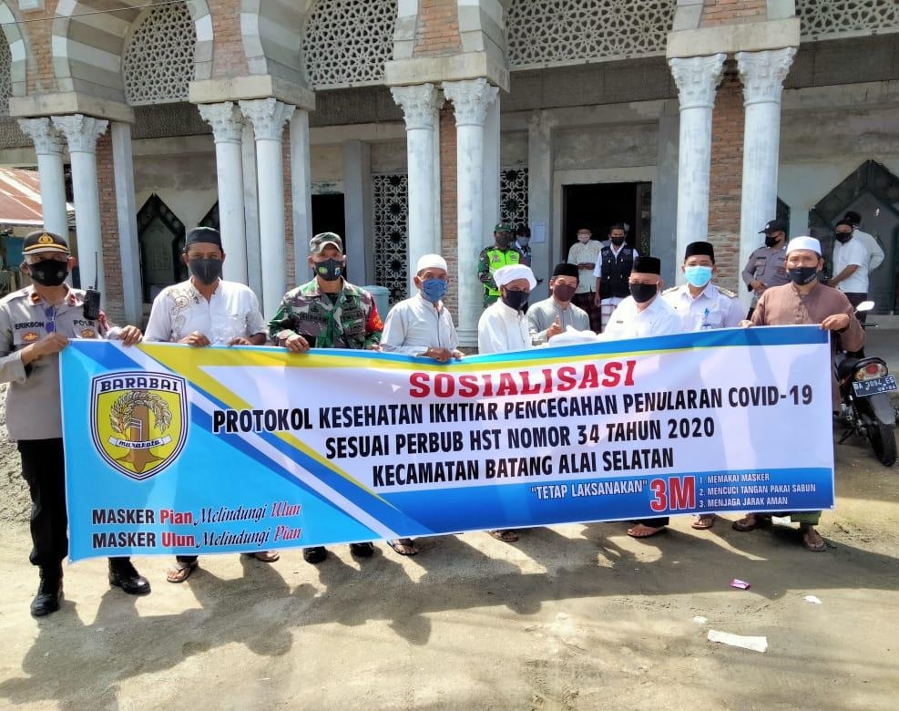 Camat BAS Bersama TNI-Polri Gelar Sosialisasi dan Bagikan 1500 Masker HST 1