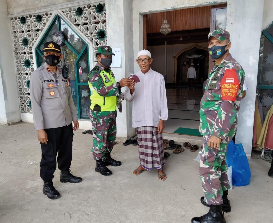 Camat BAS Bersama TNI-Polri Gelar Sosialisasi dan Bagikan 1500 Masker HST 2