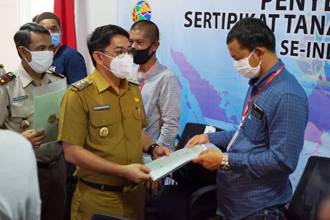 Wakil Bupati HSS menyerahkan secara simbolis sertifikat tanah