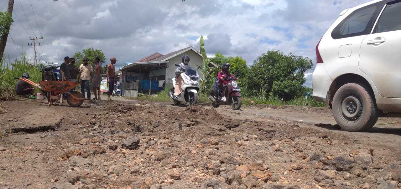 Proses pengerjaan tambal sulam jalan di Desa Sungai Rangas Ulu kab. banjar
