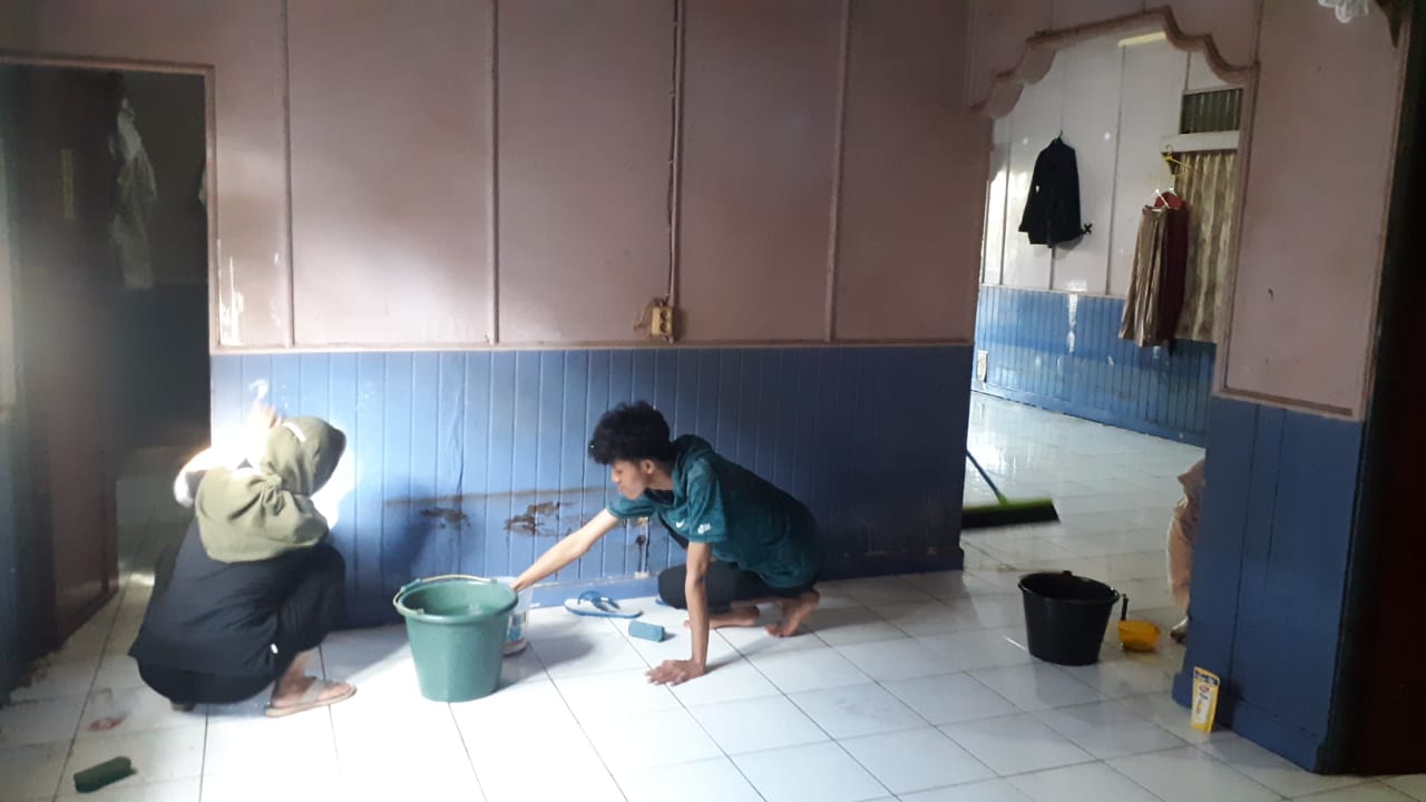 Mahasiswa UIN Antasari Bersih-bersih Kost Yang Terdampak Banjir