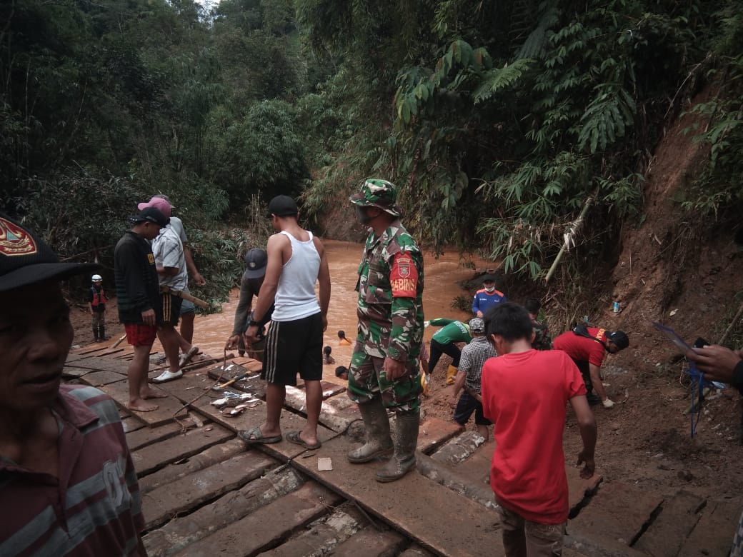 Warga, Relawan dan TNI Gotong Royong Untuk Pembangunan Jembatan Darurat