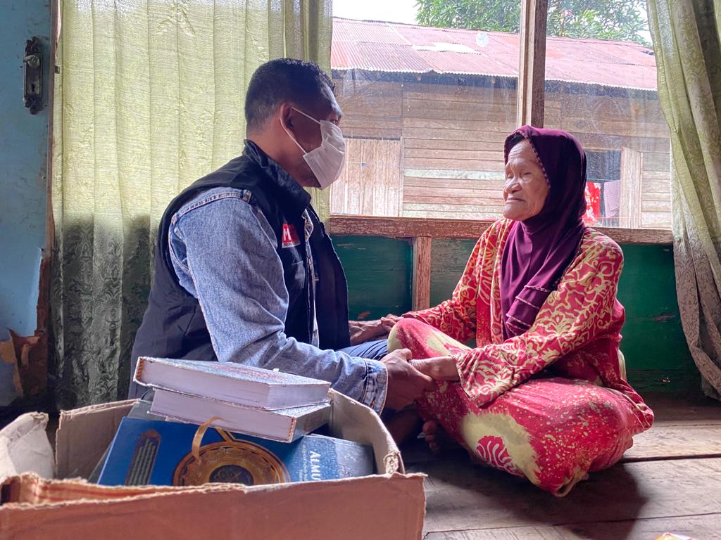 Salah satu relawan ACT-MRI Kalsel, Deny Erwin berempati dengan menyambangi kediaman Nenek Diang