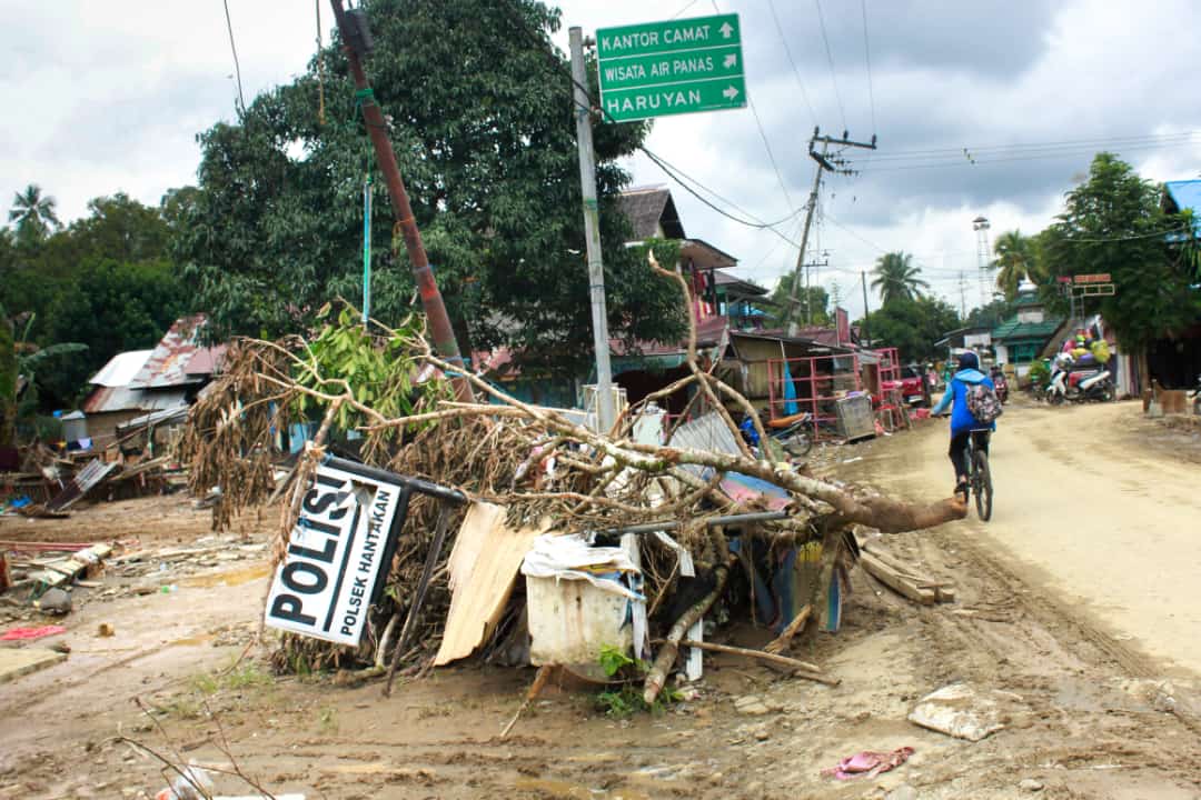 Nampak Tiang Plang Polsek Hantakan roboh dan tumpukan barang pasca banjir di HST