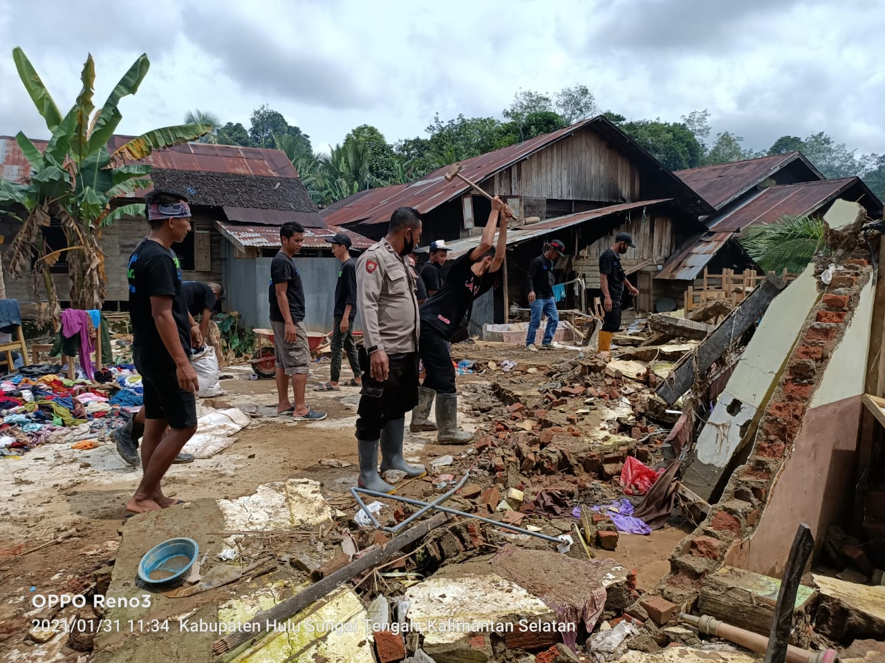 Anggota Polres HST Bersih-Bersih di Lokasi Banjir Kecamatan Batu Benawa