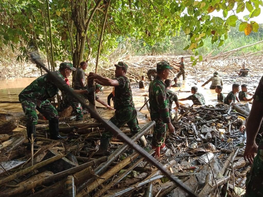 Anggota TNI dari Kodim 1002/Barabai, Batalyon Infanteri 621/Manuntung dan Bersama Masyarakat Bersihkan Aliran Sungai Barabai dari Sampah