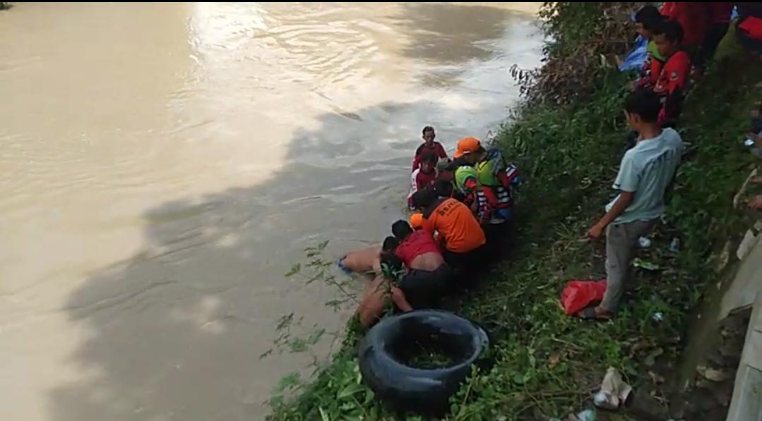 Tim penyelamat lakukan evakuasi jenazah Dina