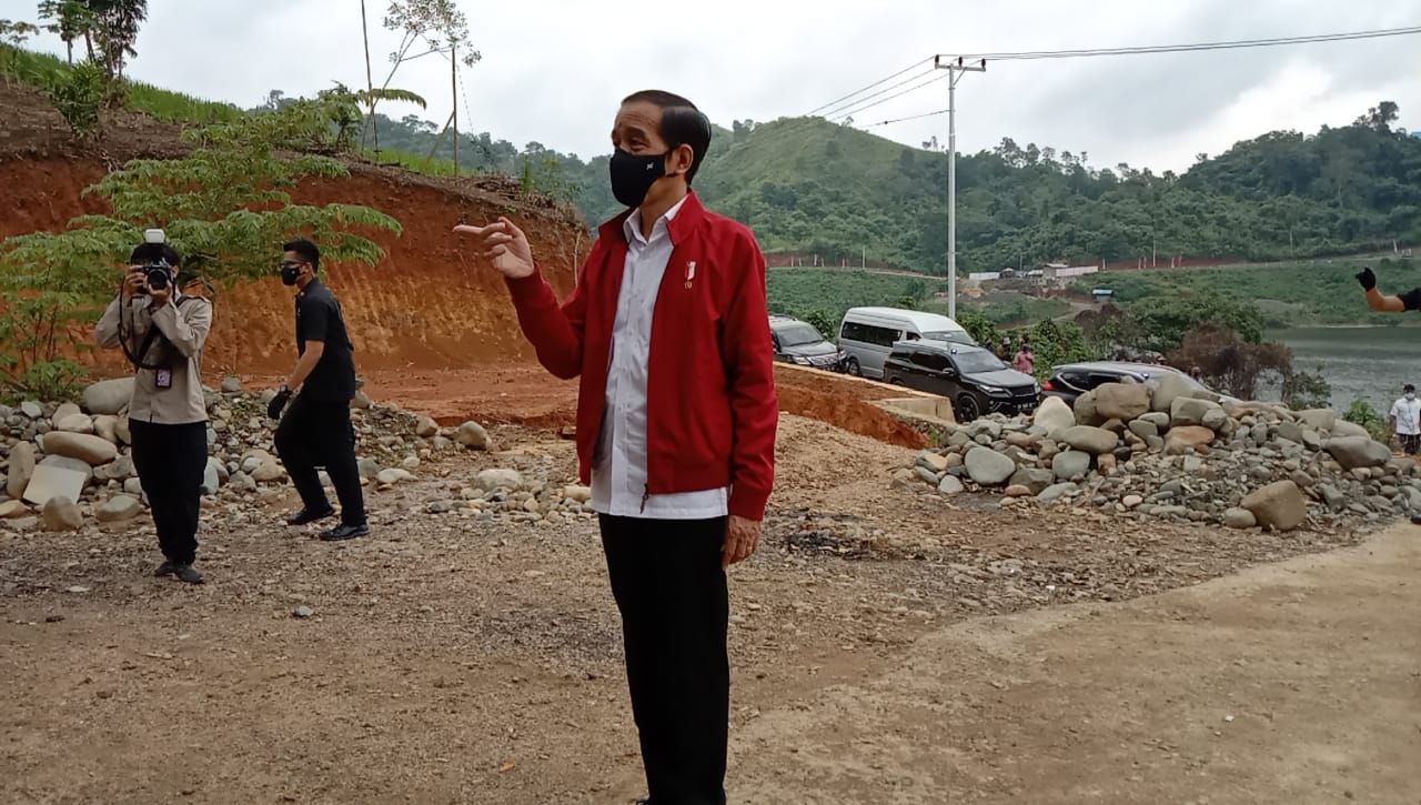 Presiden Joko Widodo saat berada di Desa Pipitak Jaya
