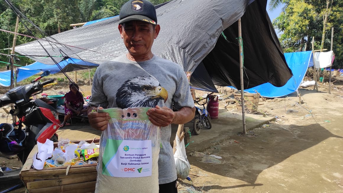 Relawan DMC Dompet Dhuafa Salurkan Paket Sembako Bagi Korban Banjir HST