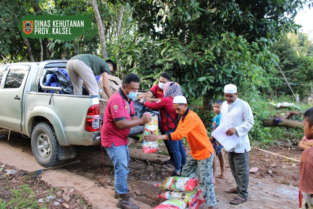 Tim Relawan Tahura Sultan Adam Distribusikan Bantuan Korban Banjir Di Desa Bunglai 1
