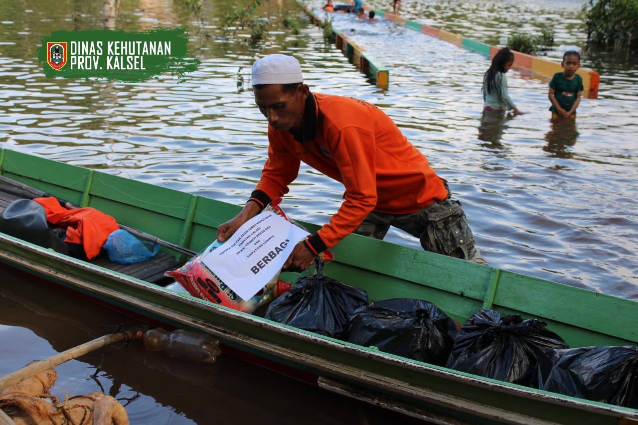 Tim Relawan Tahura Sultan Adam Distribusikan Bantuan Korban Banjir Di Desa Bunglai 2