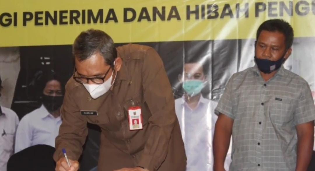 Dinas Pemberdayaan Masyarakat dan Desa Provinsi Kalimantan Selatan menyerahkan bantuan hibah untuk BUMDes di Kalsel