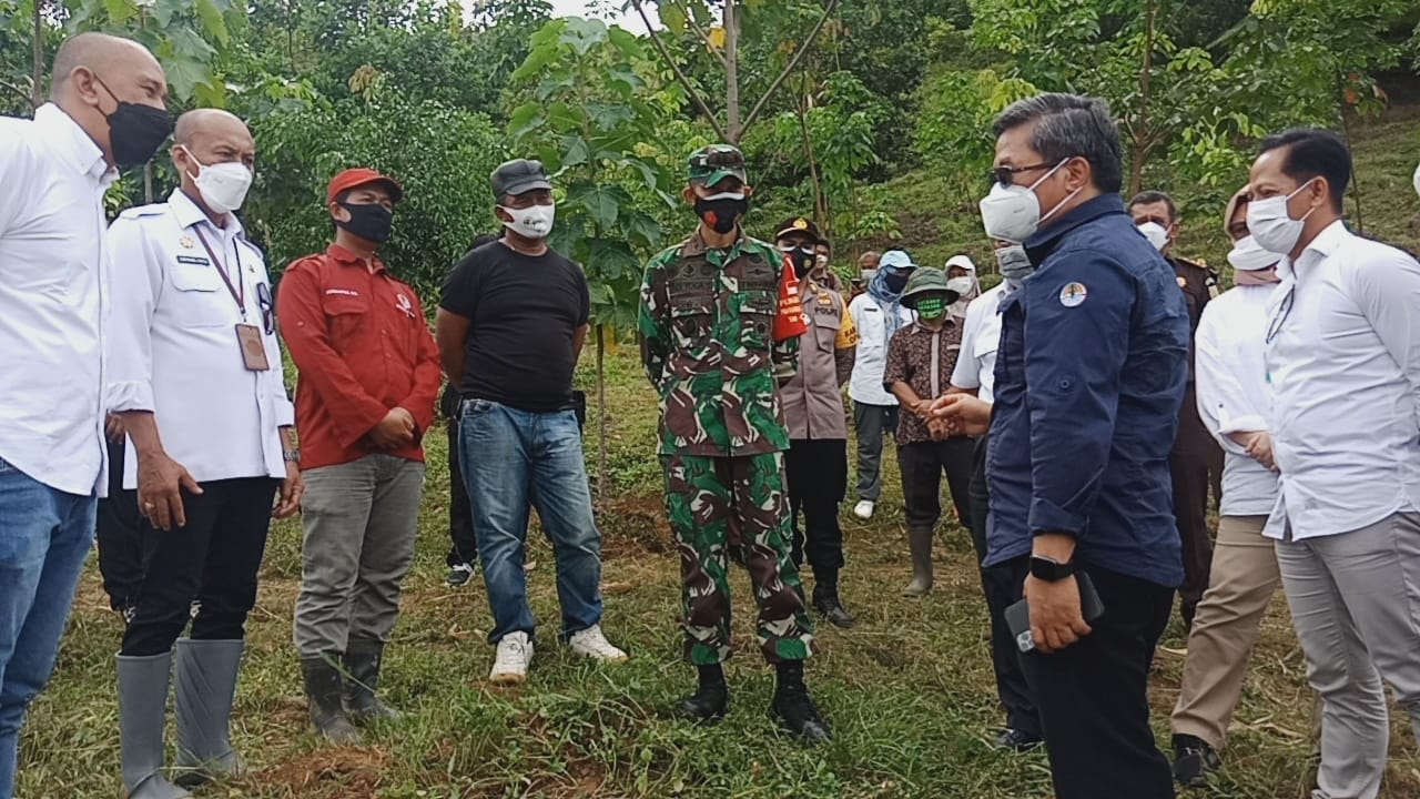 Wakil Menteri Alue Dohong saat melakukan Kunjungan Kerja di Rehabilitasi Hutan dan Lahan Sungai Mandi Kelurahan Karang Taruna Kota Pelaihari
