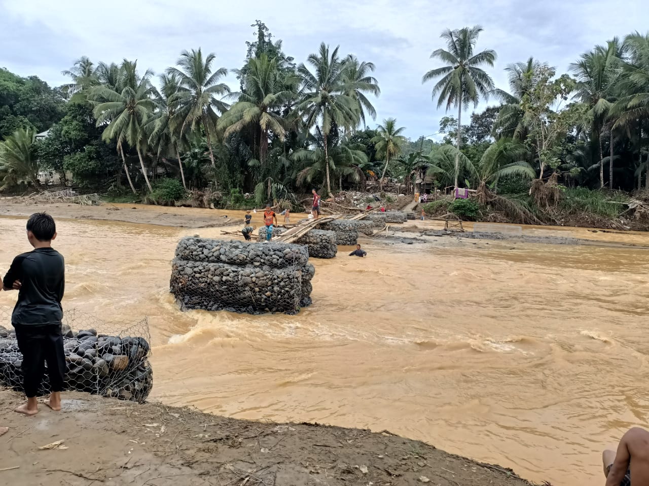 Politeknik Negeri Banjarmasin (Poliban) membangun jembatan penyebrangan sementara