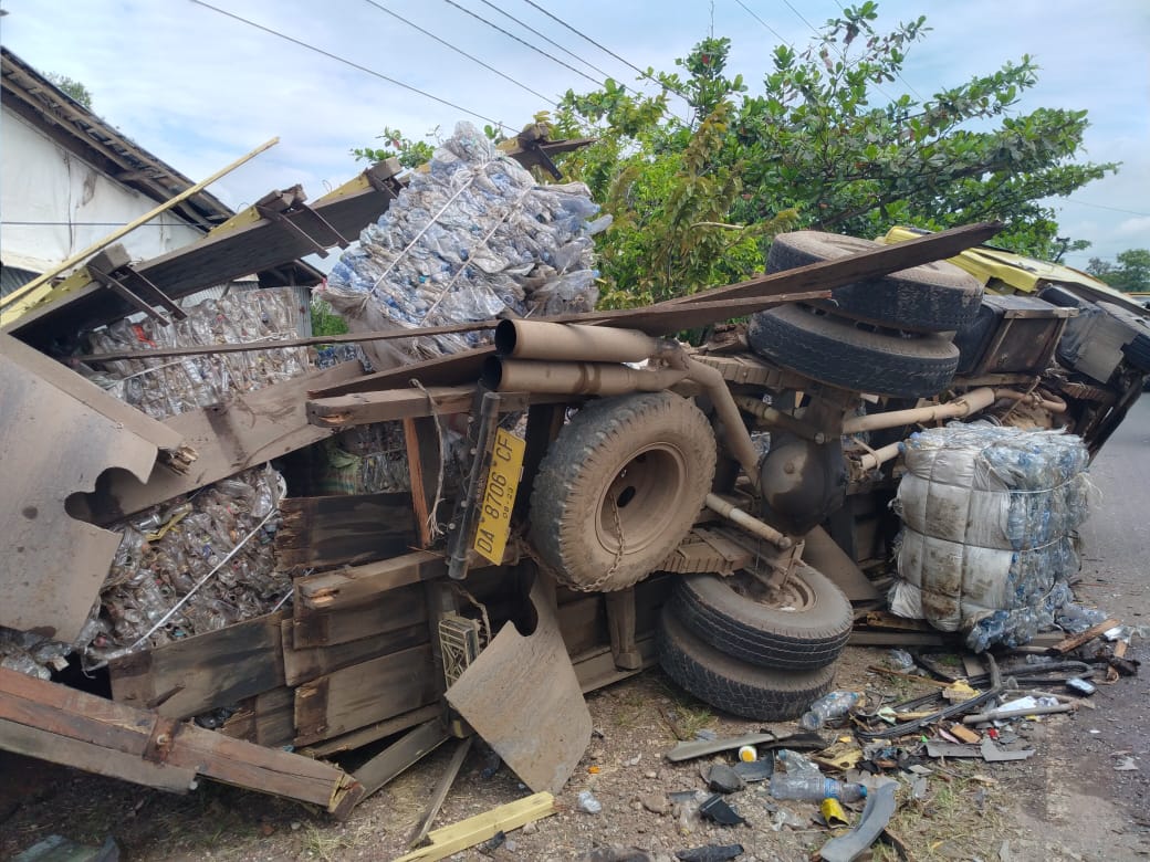 Truk berisikan limbah plastik alami kecelakaan di Jalan Ahmas Yani Km 27 Jurusan Pelaihari Pengayuan