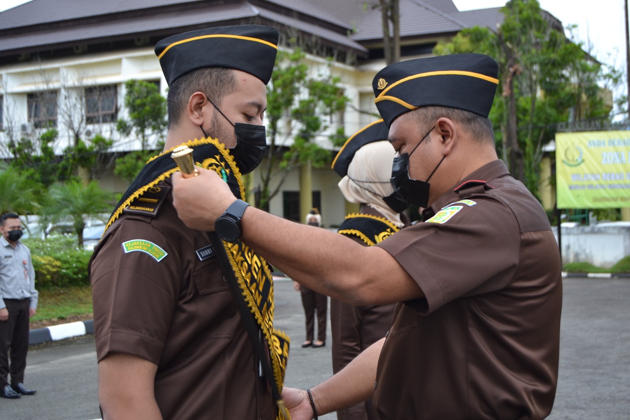 Kejari Banjarbaru juga mengukuhkan dua orang pegawai sebagai Agen Perubahan