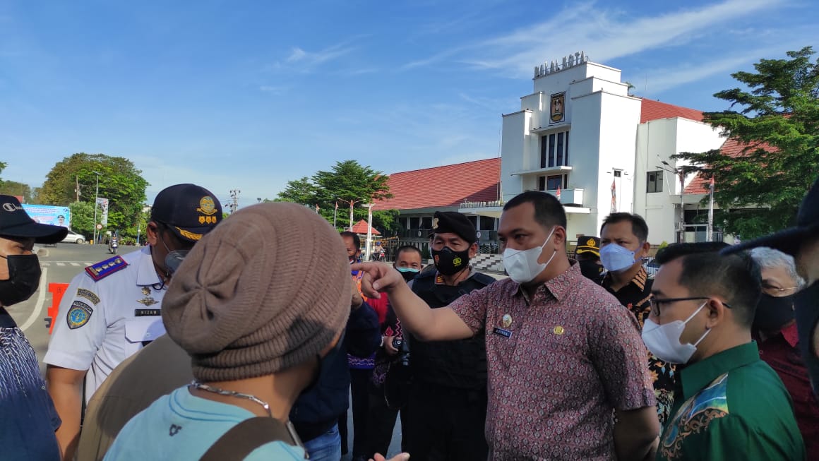 Walikota Banjarbaru Walikota Banjarbaru Aditya Mufti Arifin temui PKL subuh 