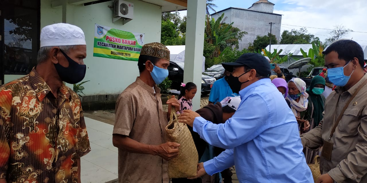 Wakil Bupati Banjar Said Idrus Al Habsyie serahkan bantuan kepada warga korban terdampak banjir 