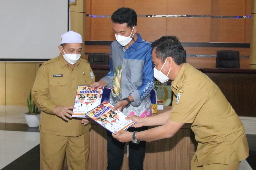 Penyerahan Majalah Suara Banjar oleh Kepala DKISP Banjar kepada Bupati Banjar