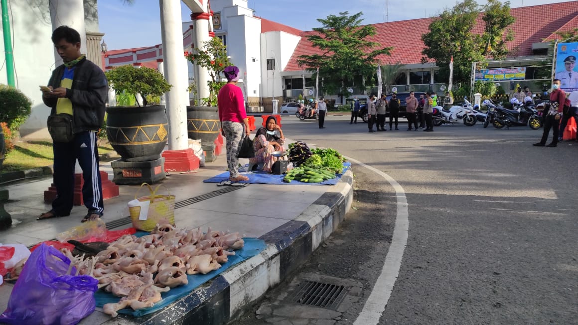 PKL subuh Berdagang di Sekitar Lapangan Murjani Banjarbaru