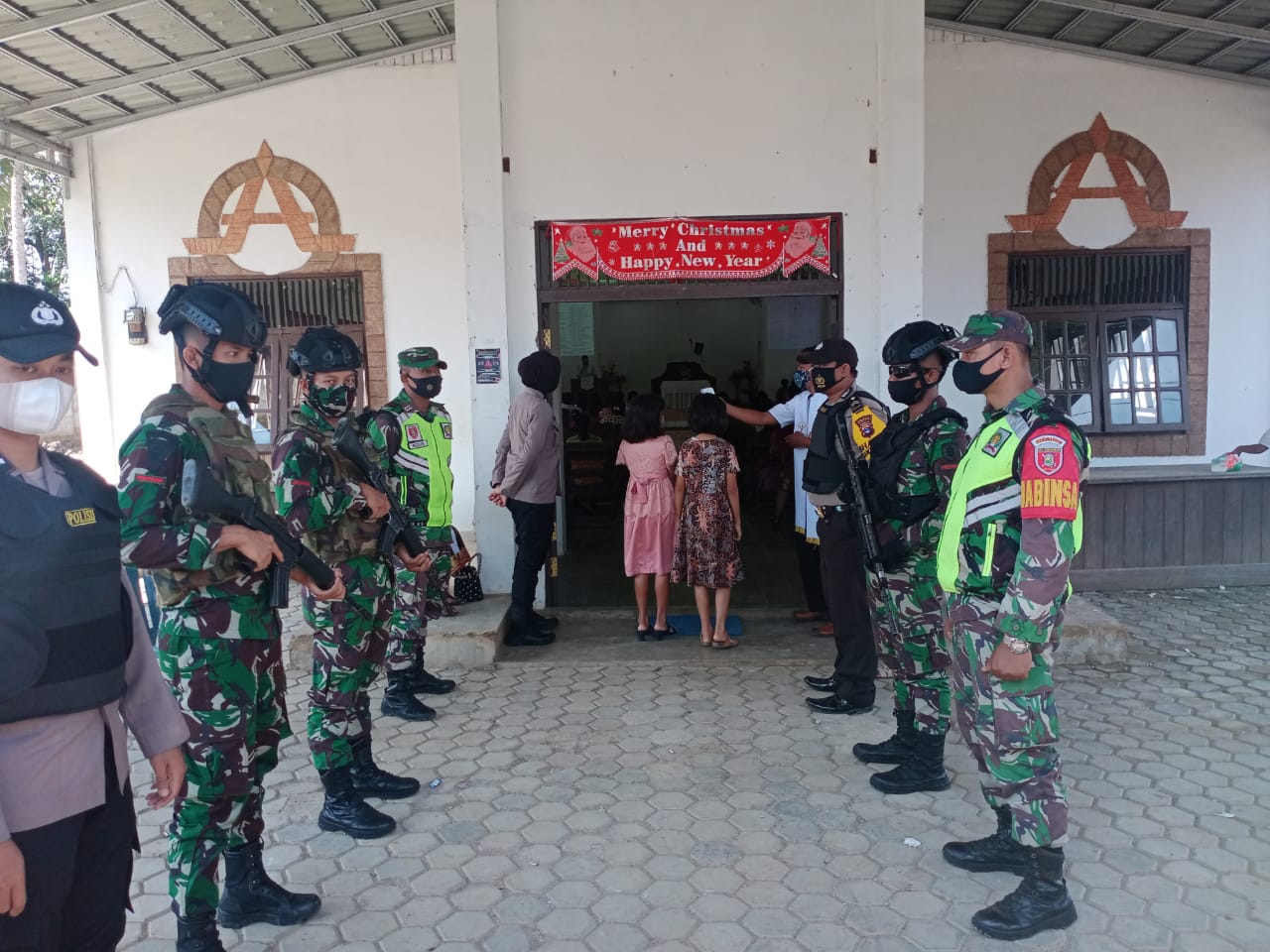 TNI dan Polri Laksanakan Pengamanan Perayaan Hari Raya Paskah Umat Nasrani di HST