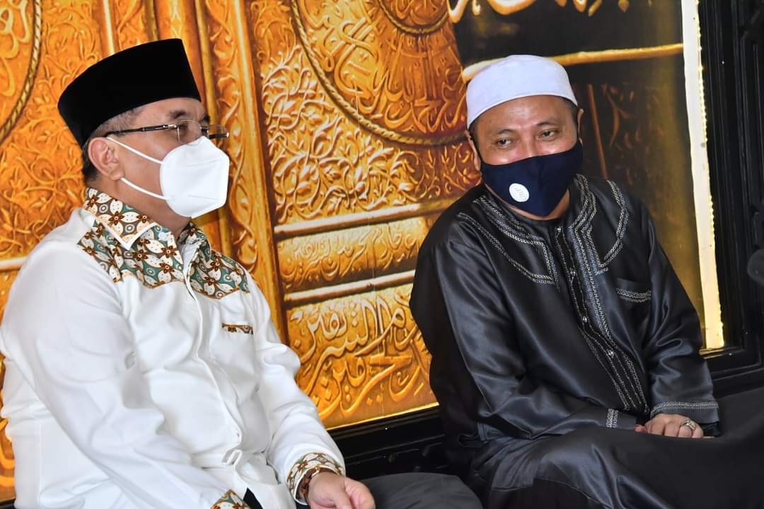 Tuan Guru Muhammad Riduan Baseri (peci putih) dan Bupati HSS H Achmad Fikry (kiri)