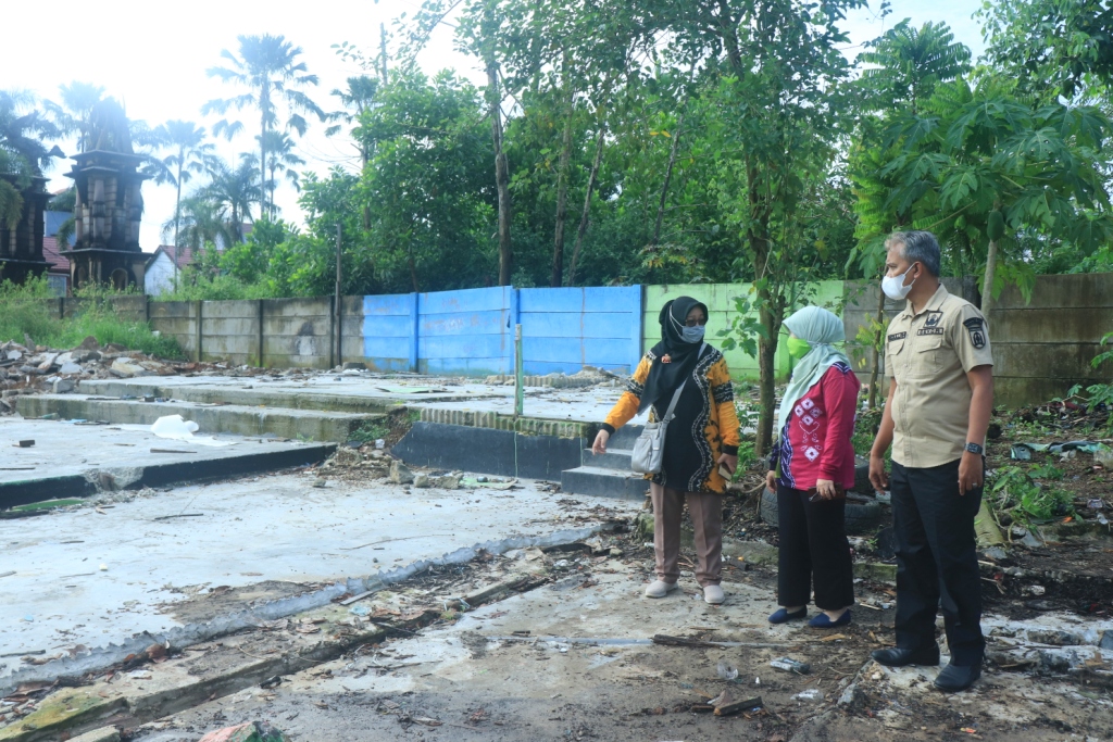 Jajaran Pemerintah lingkungan Kota Banjarbaru sedang melakukan pembersihan di area pembongkaran bangunan di seberang RSD Idaman