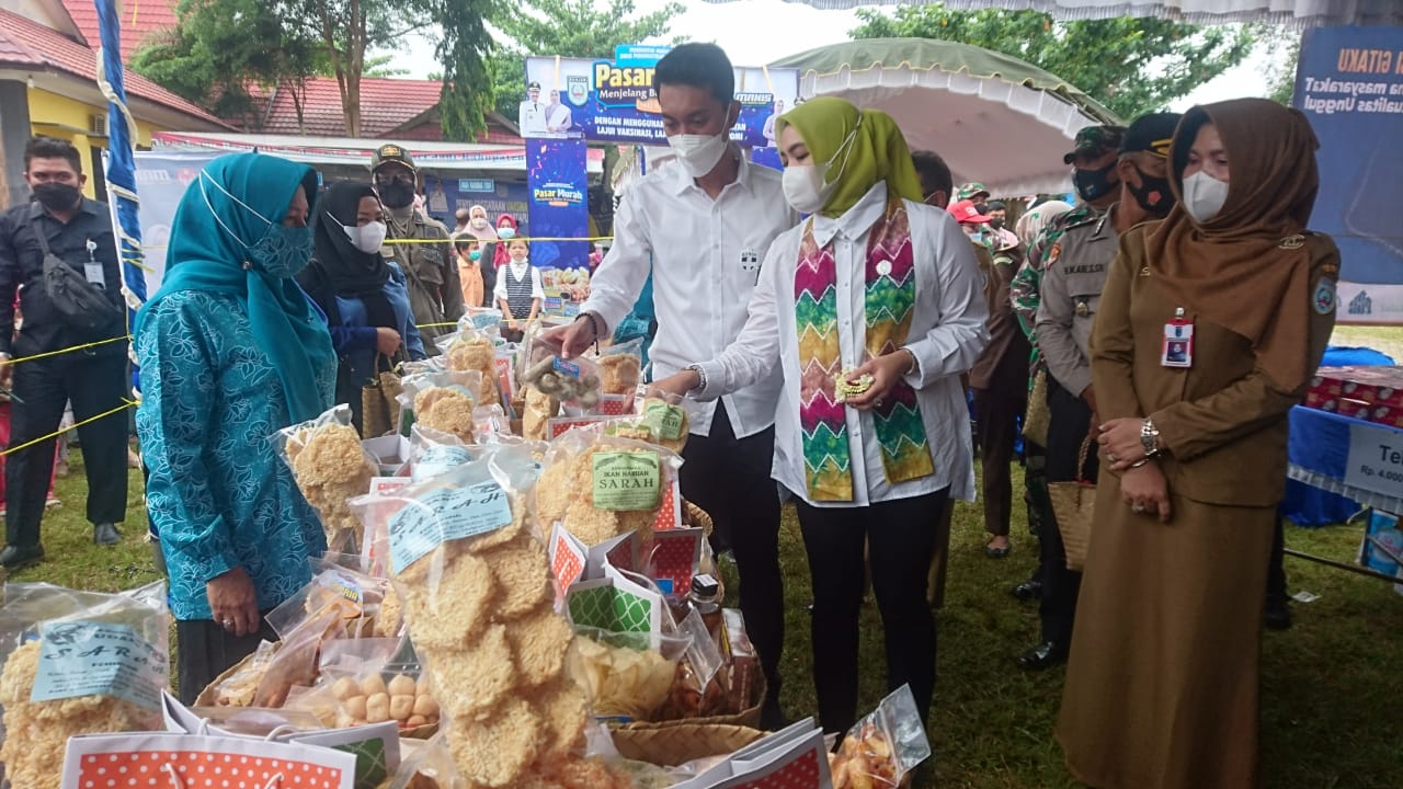 Peninjauan pedagang di Pasar Murah Kabupaten Banjar