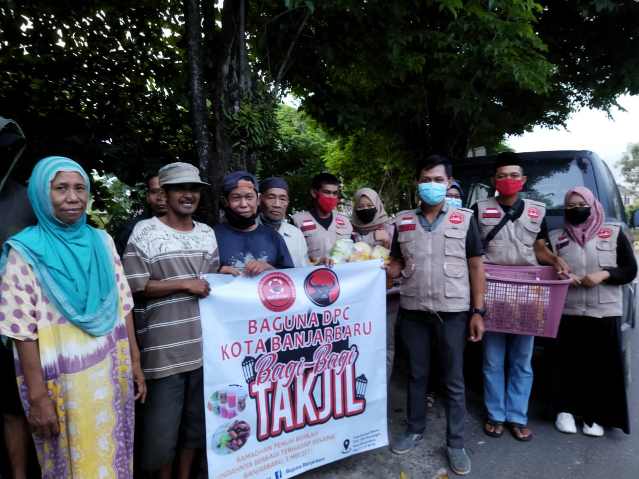 BAGUNA DPC Kota Banjarbaru Bagikan Ratusan Paket Takjil Jelang Buka Puasa