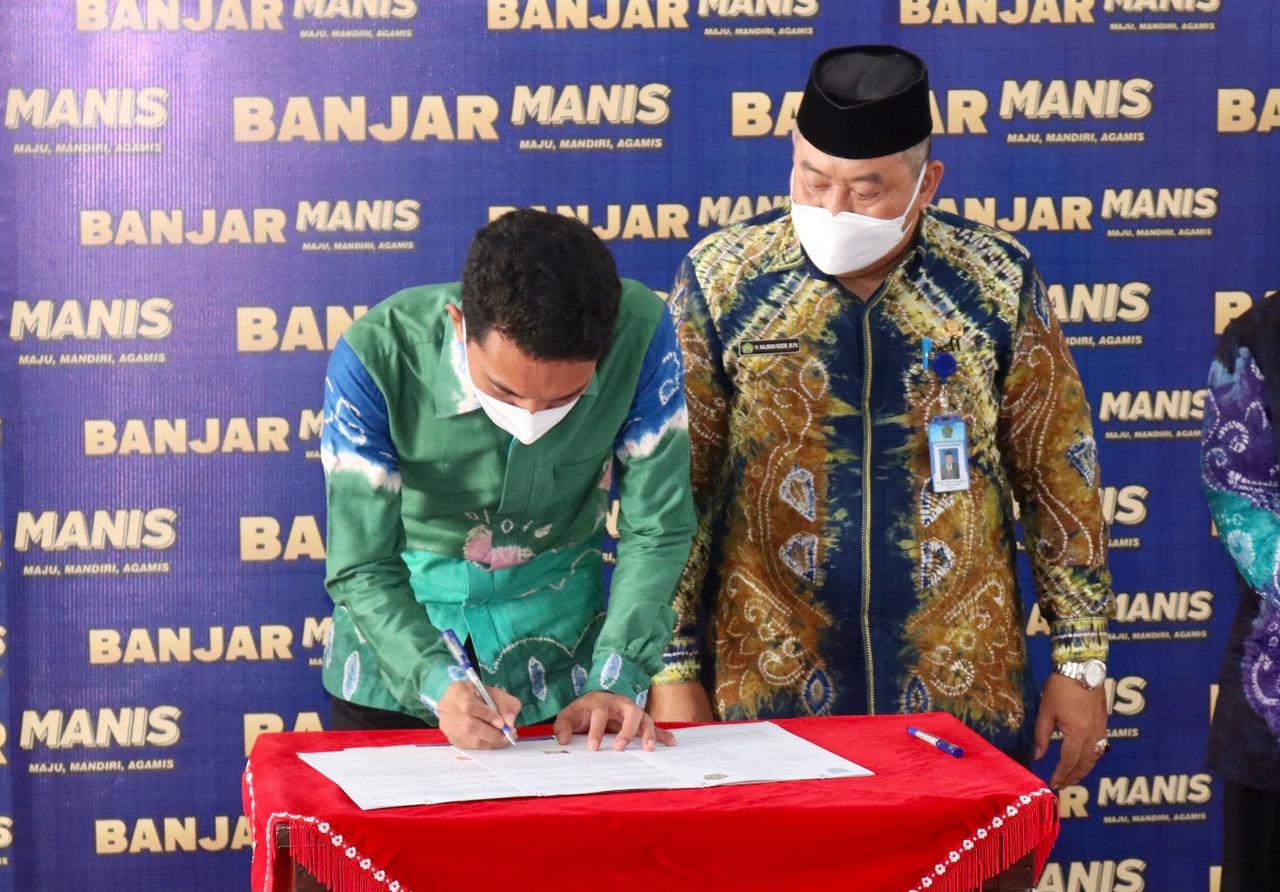 Bupati Banjar melakukan penandatanganan kerjasama atau MoU dengan Kakanwil Kemenag Provinsi Kalsel