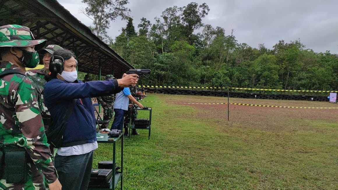 Danrem 101 Antasari Silaturahmi Bersama Insan Pers Dengan Latihan Menembak