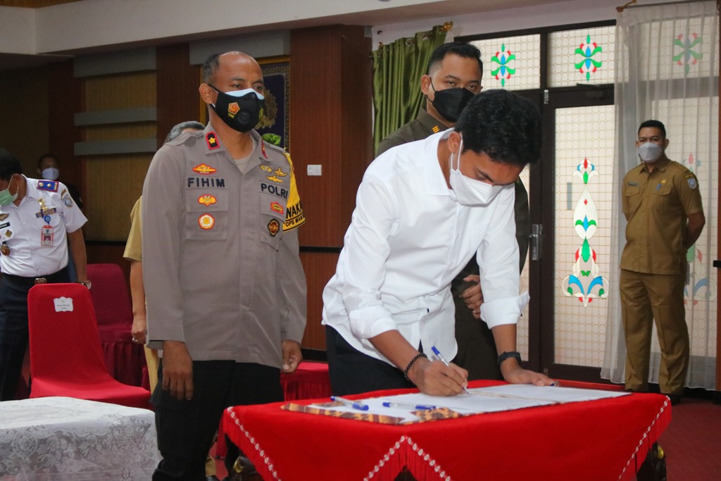 Penandatanganan Deklarasi Damai Pilkades oleh Bupati Banjar Saidi Mansyur