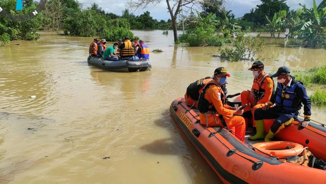 Tim evakuasi korban banjir di Batu Licin