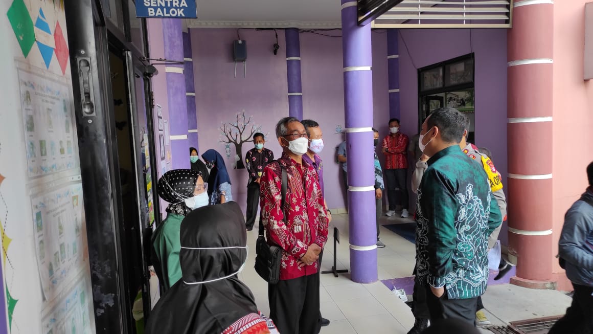 Walikota Banjarbaru memantau proses vaksinasi tenaga pendidik