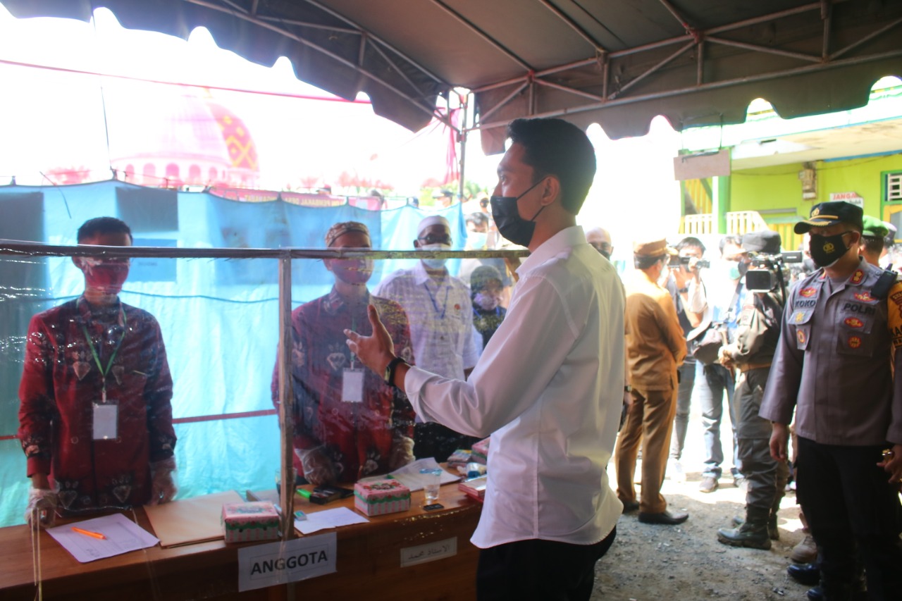 Bupati Banjar bersama Unsur Forkopimda Kabupaten Banjar tengah memantau pelaksanaan Pilkades serentak