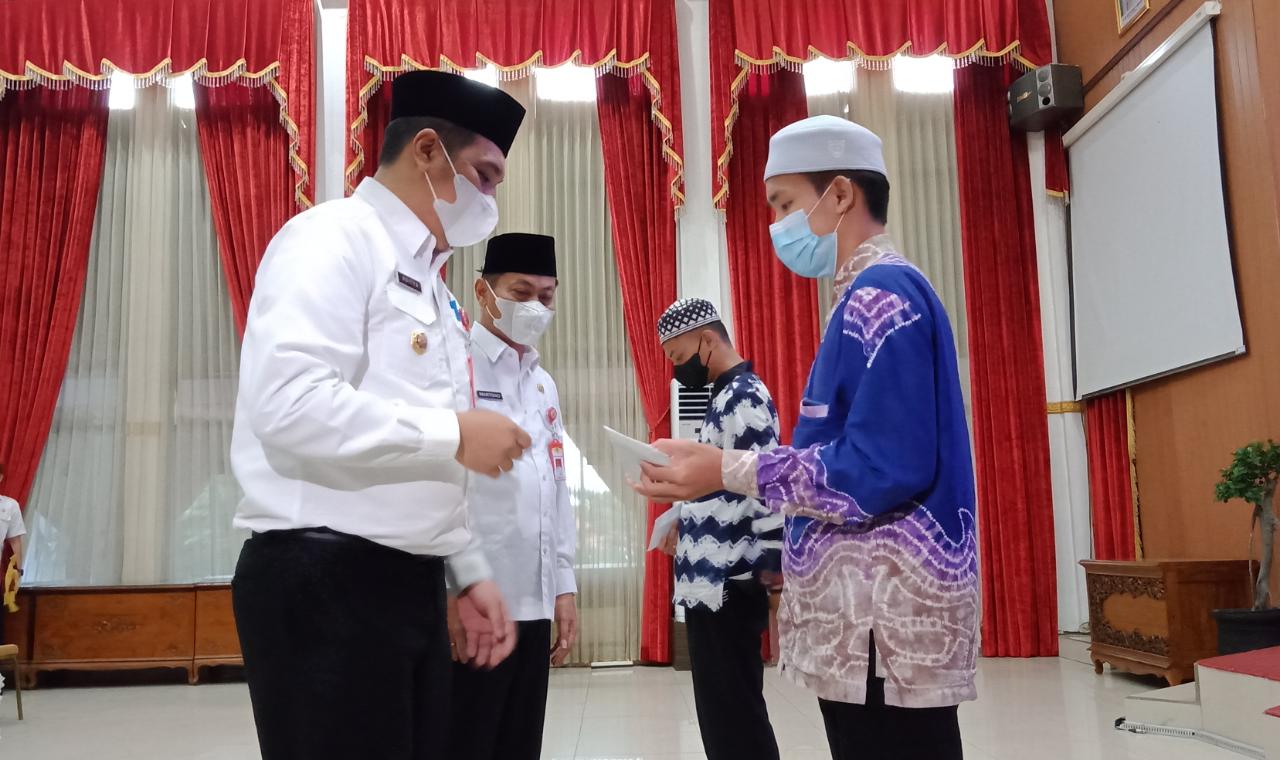 Penyerahan Bonus serta tali asih untuk khalifah Kota Banjarbaru