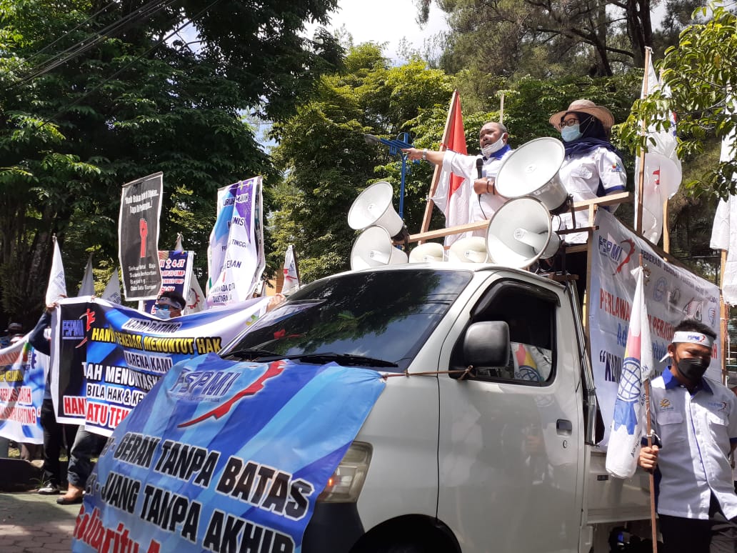 Ratusan Pekerja Unjuk Rasa di Depan Kantor PLN Kalselteng Banjarbaru