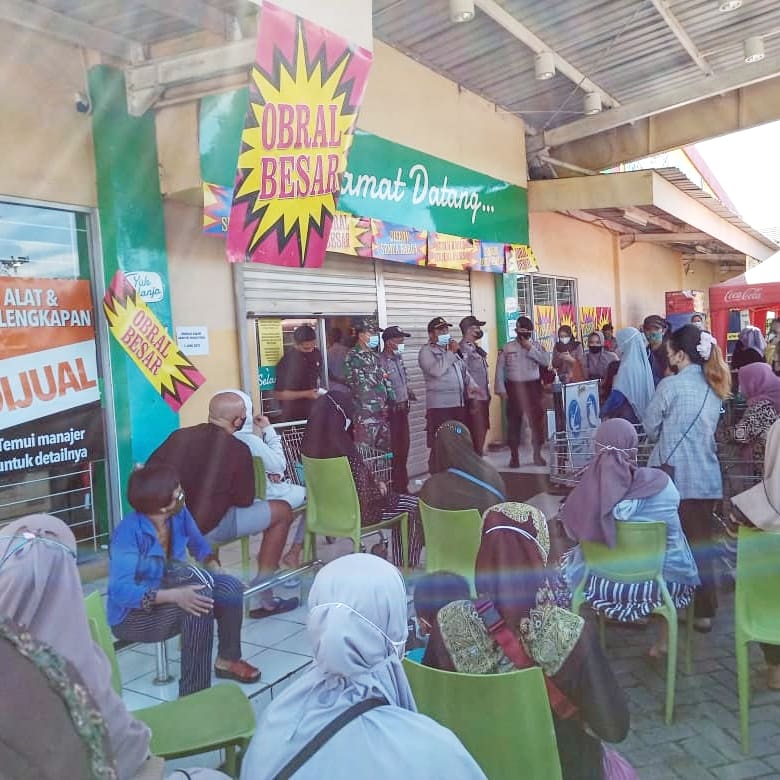 Polisi dan TNI himbau pengunjung Giant Banjarbaru Patuhi Prokes 