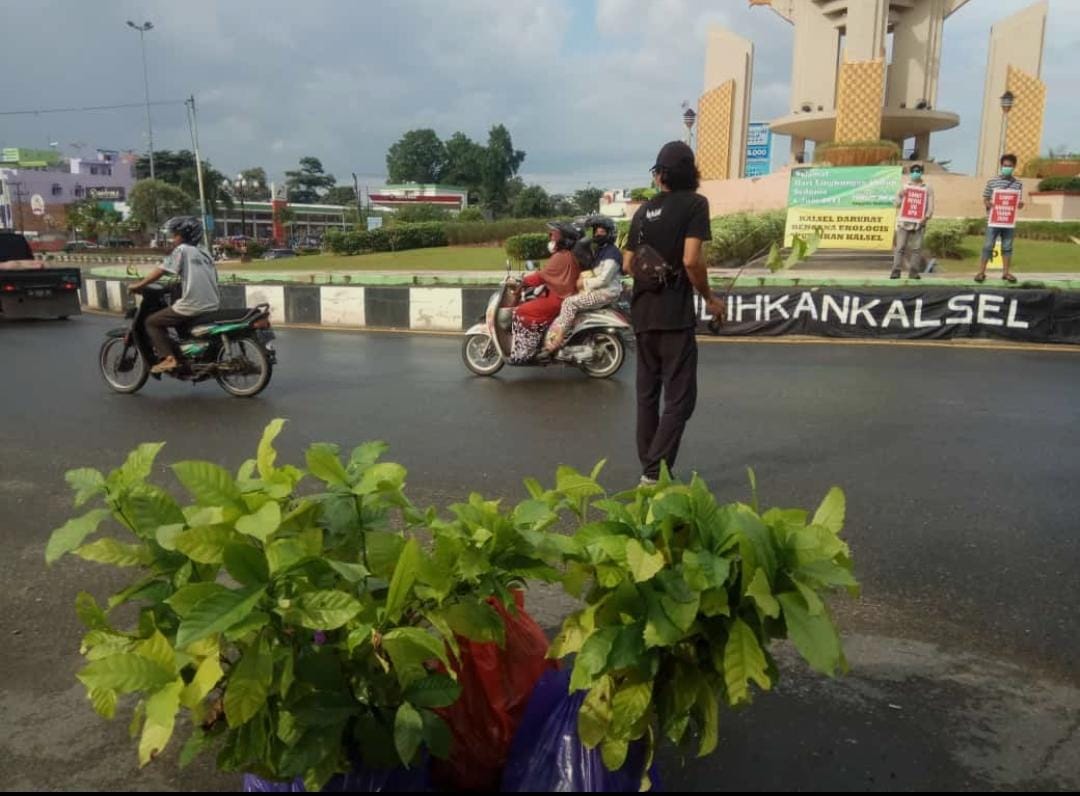 Walhi Kalsel peringati Hari Lingkungan Hidup di Bundaran Simpang Empat Kota Banjarbaru
