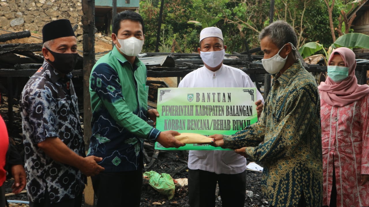 Bupati Balangan H Abdul Hadi menyerahkan bantuan langsung kepada korban musibah kebakaran