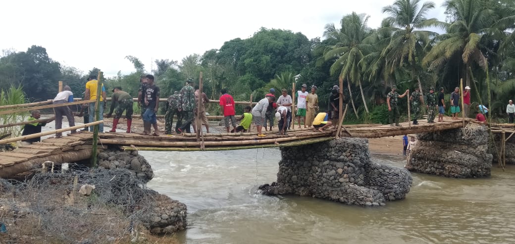 Jembatan darurat penghubung Desa Baru Wake