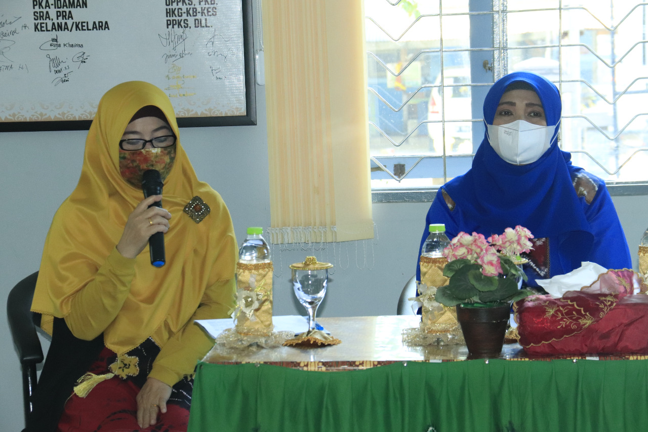 Ketua I Bidang Pembinaan Karakter Ermina Fujianti Wartono bersama Kepala (Disdalduk KB PMP dan PA) Kota Banjarbaru Mahri